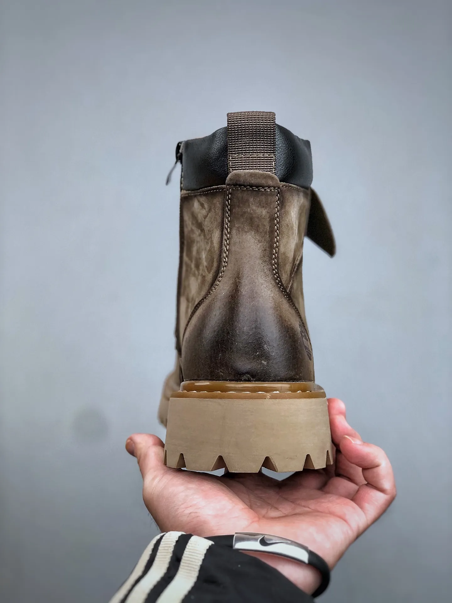 Welfare special price💰480 Timberland Timberland/Timberland new autumn and winter products (plush lining🔥warm and heat-locking) autumn and winter must-have outdoor casual rhubarb boots series #Guangdong Dachang quality original box original packaging fashion trend matching the fabric is made of Italian 🇮🇹 top frosted fine-grained cowhide with anti-odor and anti-corrosion genuine leather latex insoles. The outsole and hardware are all made from raw materials of the original factory. They are the same as the original Goodyear never-opening process. Good products do not kill pigs. The quality of the first order is strictly controlled. Exclusively released on the entire network. There is no doubt about the quality. The whole set of official website unified packaging gives you a perfect wearing experience. The quality is exquisite and durable. A must-have for sportsmen. Specially designed to prevent handsomeness. High-quality and first-class foot feel. Specially used for outdoor cold protection this winter. Daily casual matching. Size: 38 39 40 41 42 43 44 (leather shoe size)
